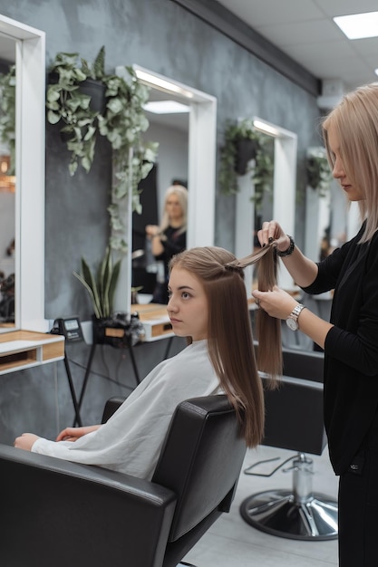 Photo teenage girl getting styled at a trendy hair salon