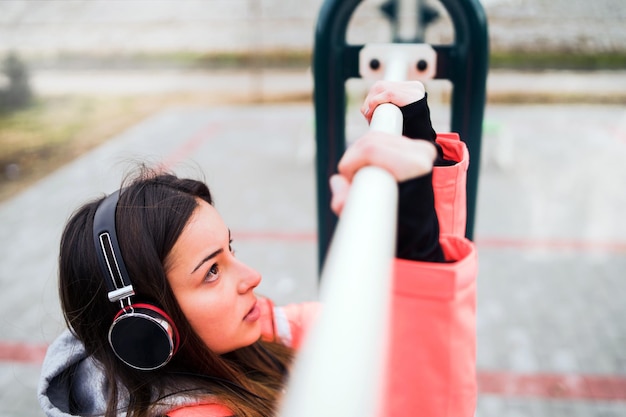 Photo teenage girl wearing warm clothing while exercising in city