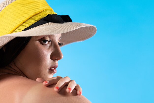 Photo a teenager in a big beach hat holds a hand on a tanned shoulder