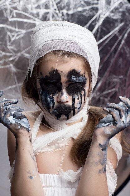 Photo teenager girl with mummy bandages on halloween