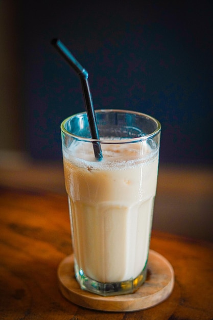 Teh tarik is a popular hot milk tea beverage premium photo