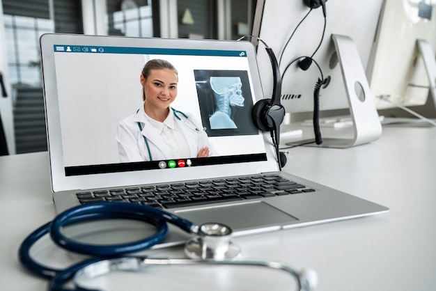 Telemedicine service online video call for doctor to actively chat with patient