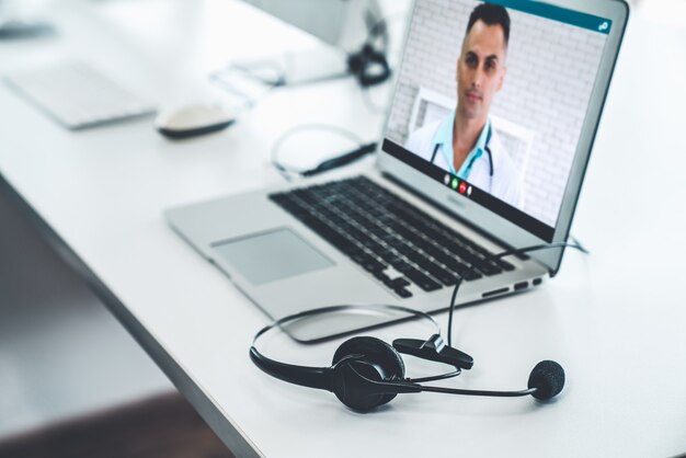 Telemedicine service online video call for doctor to actively chat with patient