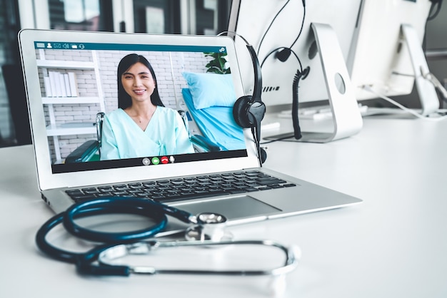 Telemedicine service online video call for doctor to actively chat with patient