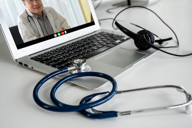 Telemedicine service online video call for doctor to actively chat with patient