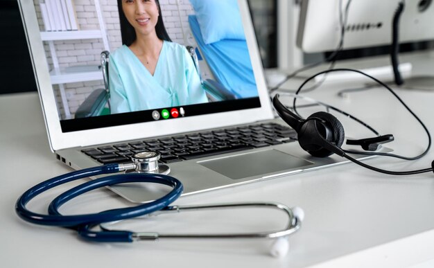 Telemedicine service online video call for doctor to actively chat with patient