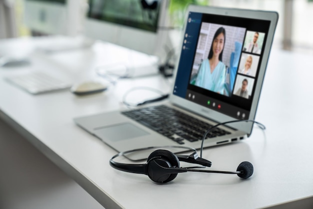 Telemedicine service online video call for doctor to actively chat with patient