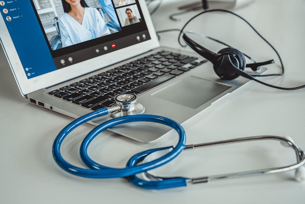 Telemedicine service online video call for doctor to actively chat with patient