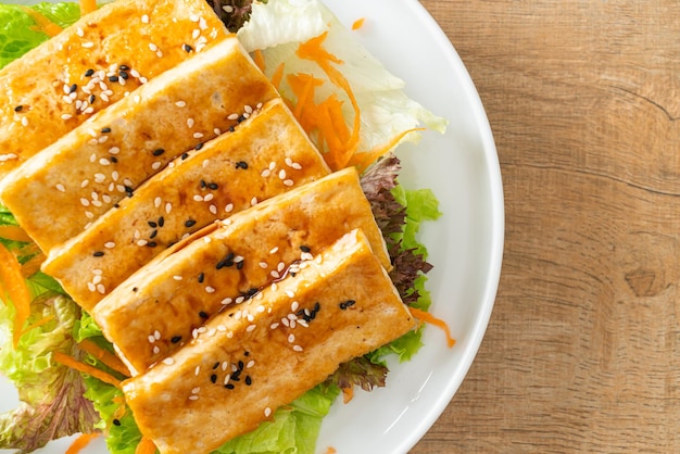 Teriyaki tofu salad with sesame