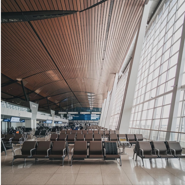 Photo a terminal with chairs and a sign that says airport