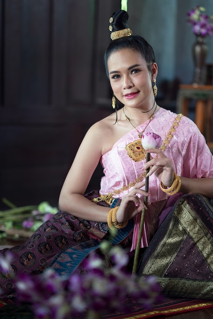 Thai women wearing traditional costumes in ancient times During the Ayutthaya period