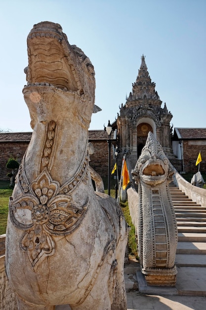 Thailand, Lampang Province, Pratartlampangluang Temple, religious statues at the entrance of the Buddhist temple