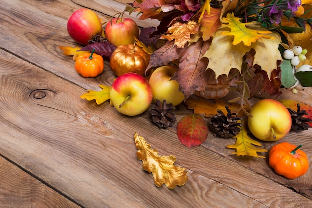 Photo thanksgiving arrangement with maple and oak leaves 