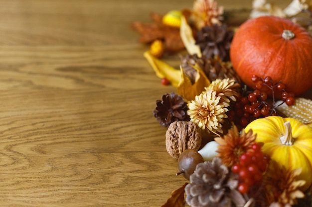 Photo thanksgiving background pumpkins fall leaves and flowers berries and pine cones on wooden background with space for text autumn banner fall harvest