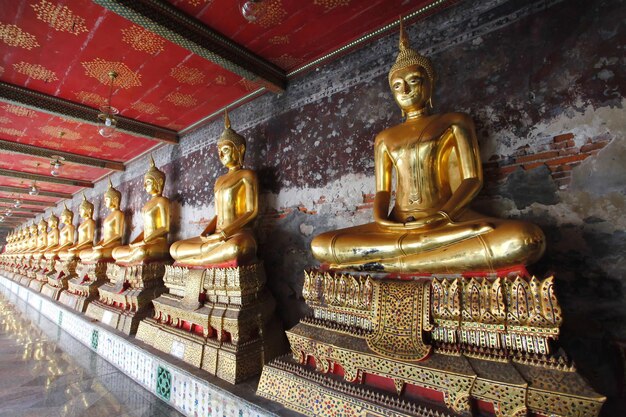 There are many Buddha images.