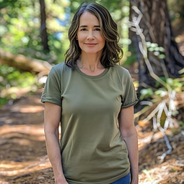 Photo there is a woman standing in the woods with a skateboard