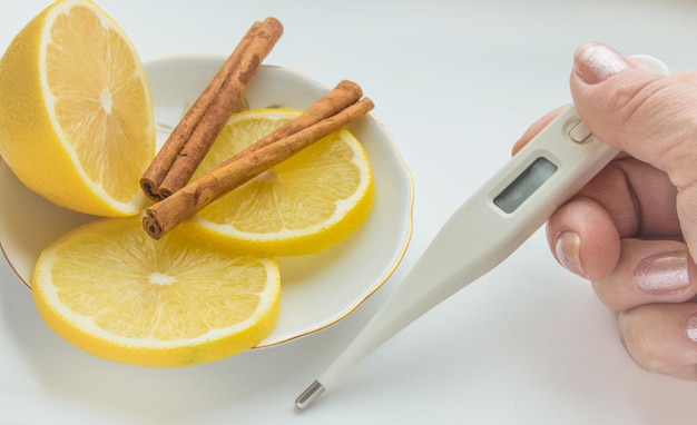 The thermometer in the hands tablets lemon with a cinnamon treatment