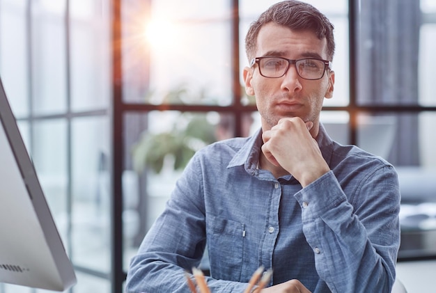 Photo thoughtful male employee pondering considering idea