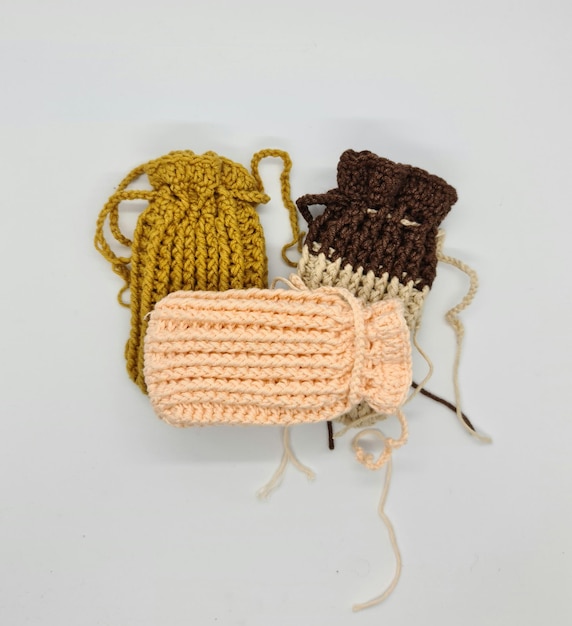 Photo three crochet knitted items are on a white background