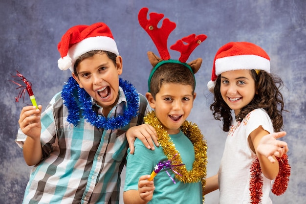 Photo three funny kids celebrating christmas