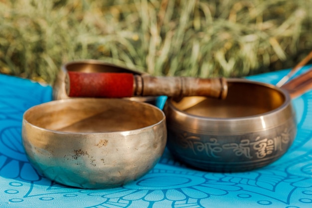 Photo tibetan singing bowls on the background of nature the sound of healing meditation and relaxation