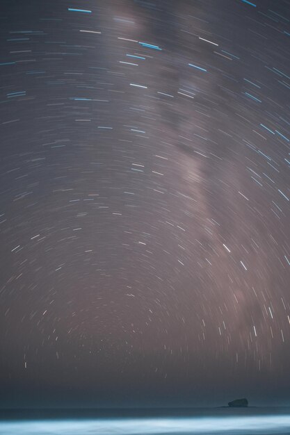 Photo a time lapse of the milky way and stars in the sky over a lake