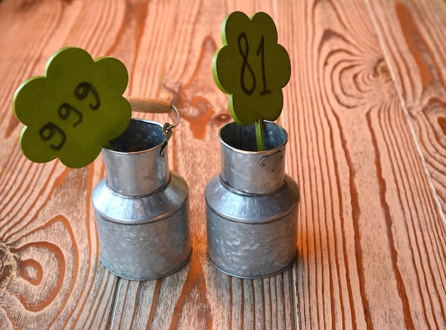 Photo tin cans with order numbers in a cafe on a wooden table