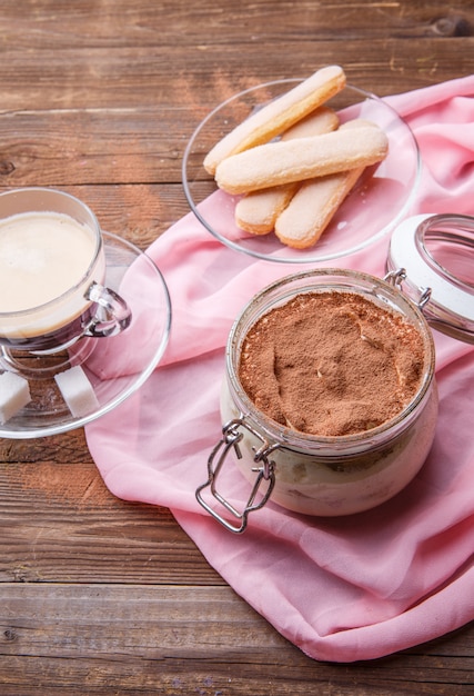 Tiramisu, Savoiardi on pink cloth