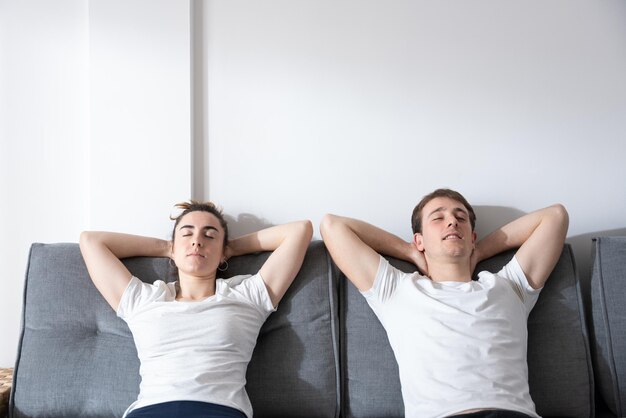 Photo tired couple resting on couch in their free day