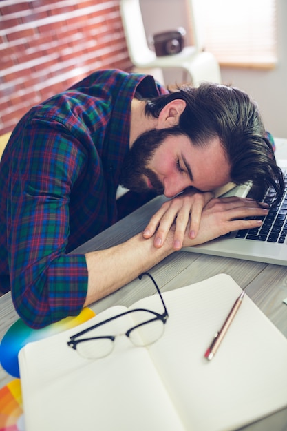 Photo tired creative businessman sleeping