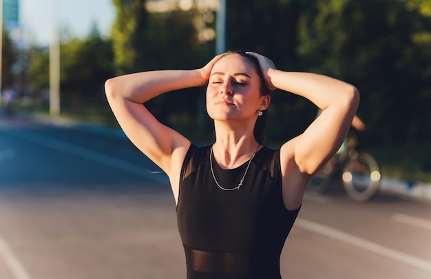 Photo tired runner sweating after running hard in countryside road exhausted sweaty woman after marathon training on hot summer hispanic brunette female athlete outdoors