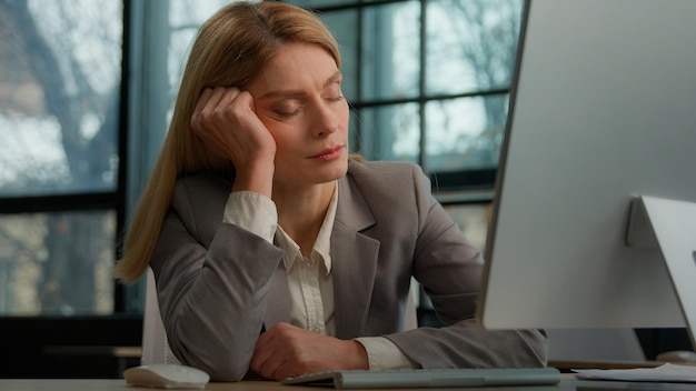 Photo tired sleeping lazy napping businesswoman boring with work in office with computer overworked