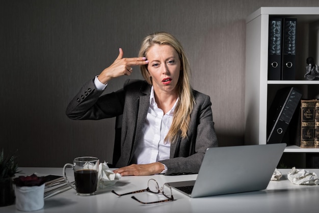 Photo tired woman hates her job