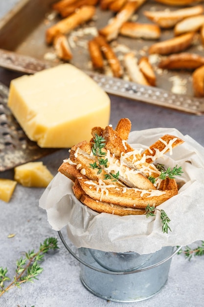 Toast bread crumbs with cheese and thyme