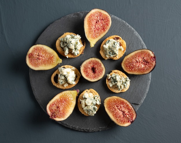 Toast with Roquefort cheese and fresh figs