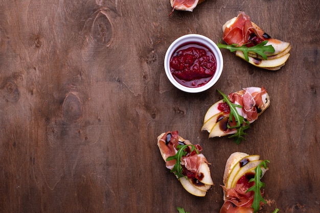 Toasts with pear and prosciutto