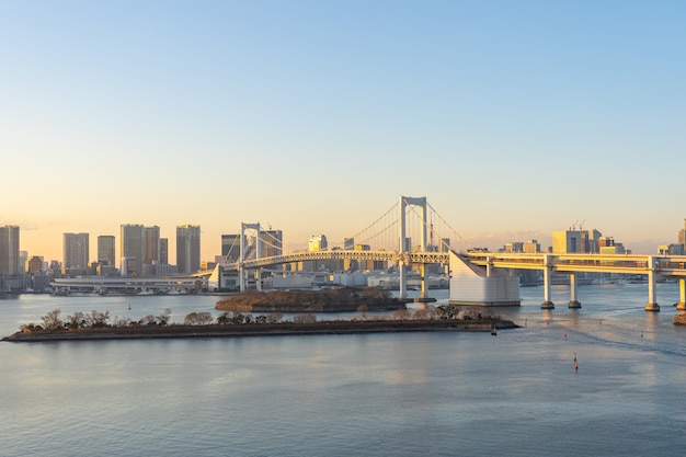 Photo tokyo skyline with view of rainbow bridge