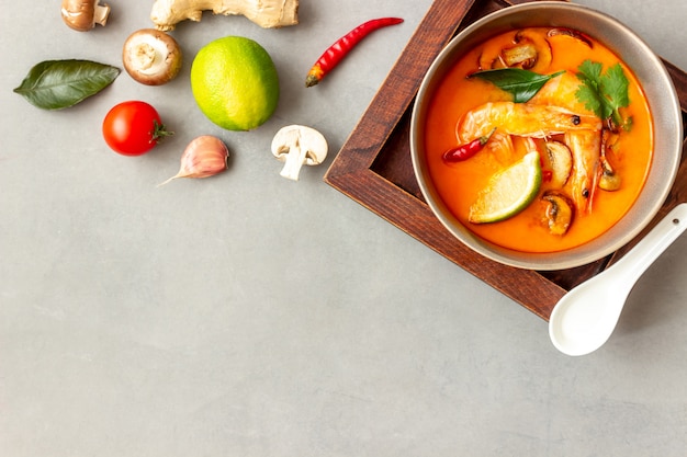 Photo tom yum soup. thai cuisine. healthy eating. recipes.