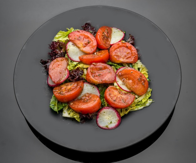 Tomato salad with basil, black pepper and garlic