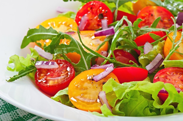 Tomato salad with lettuce, arugala and onions