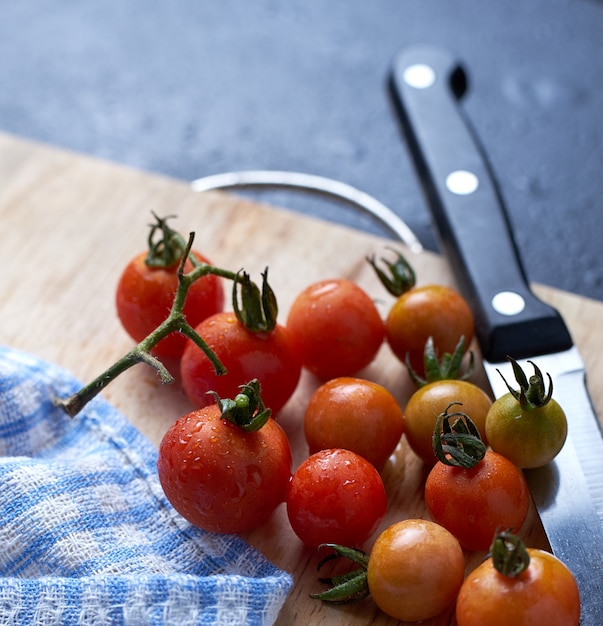 Tomatoes on chopping board