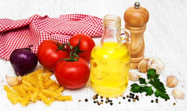 Tomatoes, fusilli, garlic and olive oil