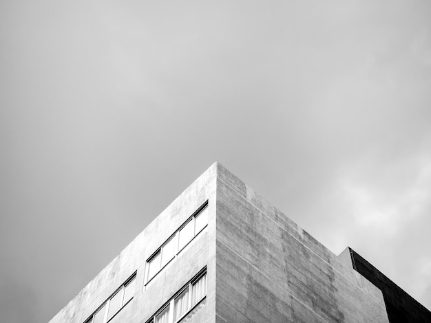 Photo the top corner of a modern concrete building