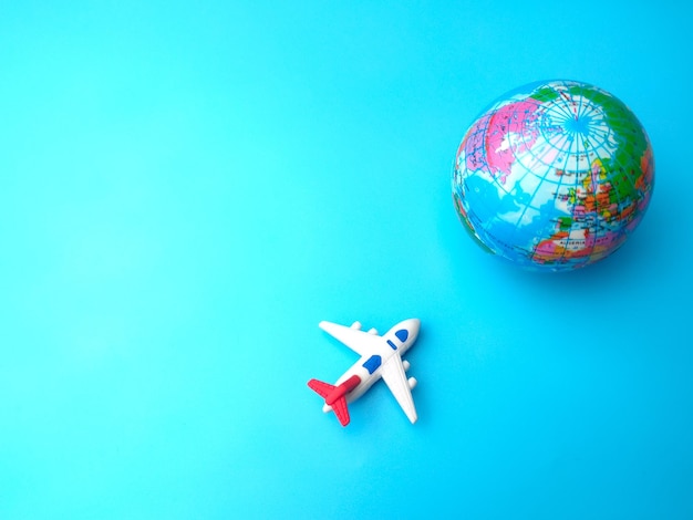 Photo top view airplane with earth globe on a blue sky background travel concept