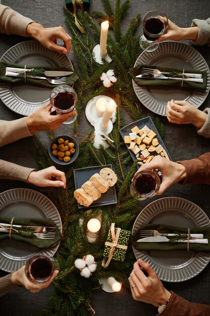 Photo top view background of four people enjoying christmas dinner together while sitting by elegant dinin...