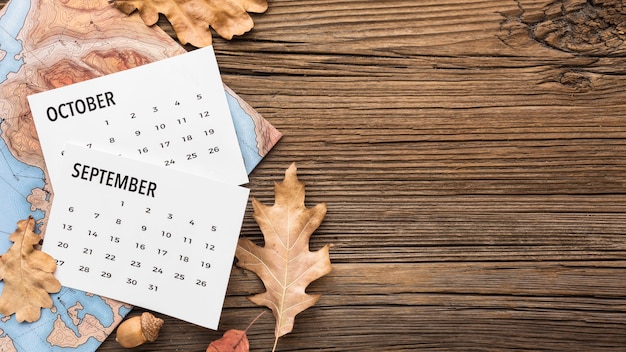 Top view of calendar with copy space and autumn leaves