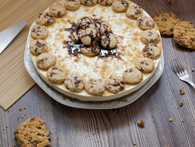 Photo top view of a chocolate chip cookies cake on a table