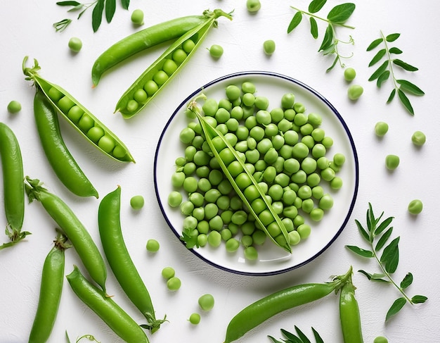 Photo top of view of fresh green pea pods and peas on the white background