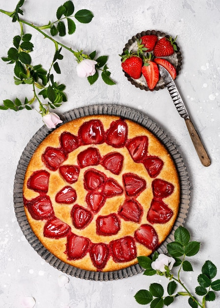 Photo top view of freshly baked curd cake with strawberries on light grey background. delicious homemade sweet food concept. copy space.