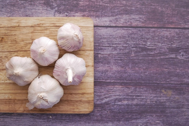 Top view of garlic on a chopping board on table